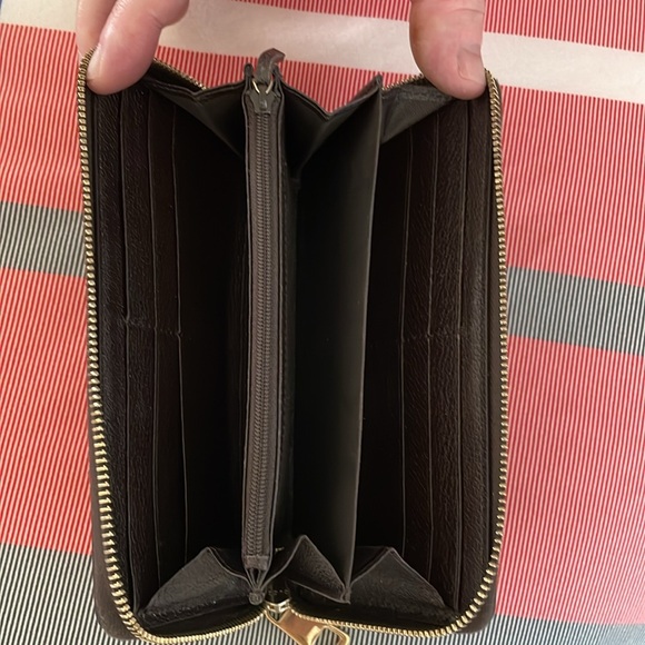 Authentic Gucci Embroidered-Face Zip Wallet.  Pre owned.  Good condition. - Picture 11 of 13